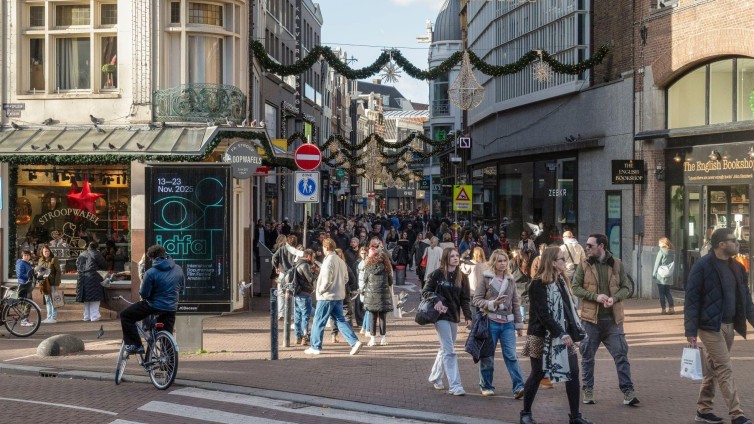 De winkelstraat trekt weer meer bezoekers, vooral in grote steden
